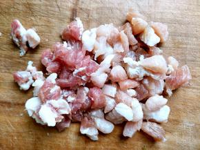 五花肉切小块备用