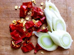 干辣椒切小段，葱切片