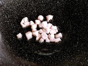 锅内倒入少量油，小火把肥肉煸一下