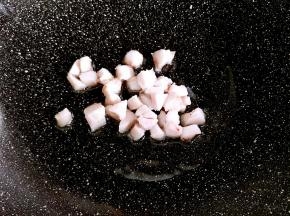锅内倒入少量油，小火把肥肉煸一下