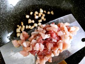 肥肉丁变金黄色以后放入肉丁煸炒