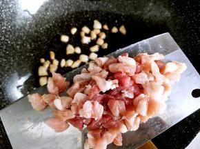 肥肉丁变金黄色以后放入肉丁煸炒