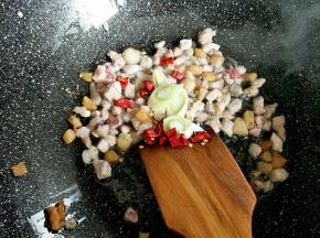 放入辣椒和葱爆香