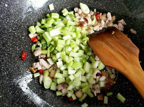 香味出来以后放入芹菜丁翻炒