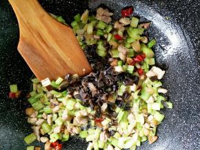 芹菜变色以后放入木耳