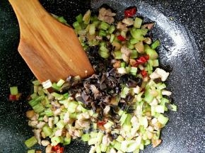 芹菜变色以后放入木耳