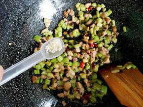 出锅前加入鸡精调味