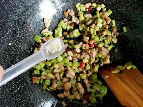 出锅前加入鸡精调味