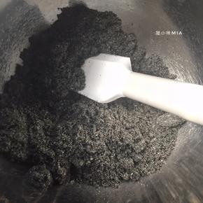 将打成粉状的黑芝麻和糖粉倒出盆中