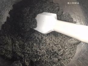 将打成粉状的黑芝麻和糖粉倒出盆中