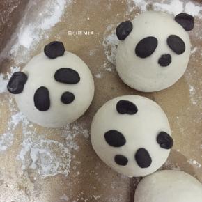 因为两只手都在操作，没办法拍过程图，描述一下做法，将黑色面团取出一点点，揉成圆，捏出耳朵的形状，用棉签粘水，铺助将耳朵和白色面团粘合，眼睛和嘴巴也同样做法