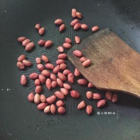 再接着翻炒花生，注意，锅中不用放油，翻炒至花生皮上色，能搓开花生皮就可以了，出锅晾凉后搓掉花生皮，再将熟花生放入保鲜袋，用擀面杖敲碎，不用太粉碎，有些许颗粒感，口感更棒