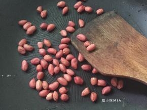 再接着翻炒花生，注意，锅中不用放油，翻炒至花生皮上色，能搓开花生皮就可以了，出锅晾凉后搓掉花生皮，再将熟花生放入保鲜袋，用擀面杖敲碎，不用太粉碎，有些许颗粒感，口感更棒