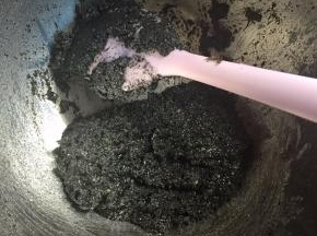 用刮刀拌匀