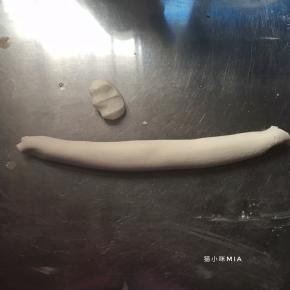 揉好的面团搓成长条，分割成17克/个，分出26个剂子，剩余一点点的面团，放旁备用，将用来加黑炭粉做成熊猫的耳朵眼睛和嘴巴
