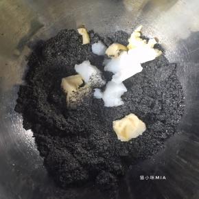 加入已软化的黄油和猪油，如果是冬天比较冷的时候，可直接把黄油隔水加热融成液体，再倒进去