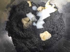 加入已软化的黄油和猪油，如果是冬天比较冷的时候，可直接把黄油隔水加热融成液体，再倒进去