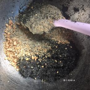 再加入花生碎，拌匀成团，成团后的馅直接分割成10克/个，摆入烤盘，放入冰箱冷藏，让馅变硬，我直接放入了冷冻层，也是没问题的，毕竟只是为了让馅变硬，方便接下来的包馅工作，这步骤我忘拍图了，以后再补上