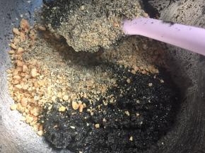 再加入花生碎，拌匀成团，成团后的馅直接分割成10克/个，摆入烤盘，放入冰箱冷藏，让馅变硬，我直接放入了冷冻层，也是没问题的，毕竟只是为了让馅变硬，方便接下来的包馅工作，这步骤我忘拍图了，以后再补上