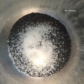 我家里没有现成的糖粉，所以将白砂糖和黑芝麻称在一起