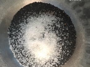 我家里没有现成的糖粉，所以将白砂糖和黑芝麻称在一起