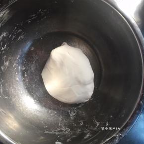 然后便是面团的部分，250克糯米粉中，直接倒入190克开水，用筷子拌成絮状，再上手揉成光滑的面团（这里要提醒一下，水的用量视面粉的吸水程度影响，别一下把190克水全倒下去，可预留一点，不够再加）