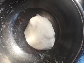 然后便是面团的部分，250克糯米粉中，直接倒入190克开水，用筷子拌成絮状，再上手揉成光滑的面团（这里要提醒一下，水的用量视面粉的吸水程度影响，别一下把190克水全倒下去，可预留一点，不够再加）