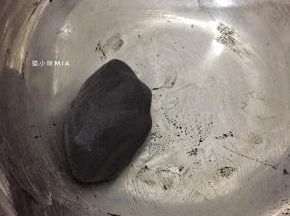 将剩下的白面团加入适量黑炭粉，如果此时面团有点干，可以倒入少许开水，最后揉成黑色的面团