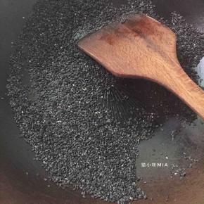 先来准备馅料的工作，将黑芝麻放入干锅中烘炒熟，出锅晾凉