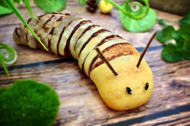 #我家新宠物#~逼真豆沙毛毛虫