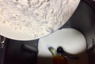 准备所需食材，糖，奶用量杯计量，面粉称重，把材料除了黄油外，都放入面包桶，顺序为牛奶、鸡蛋、糖和盐对角放，然后放面粉