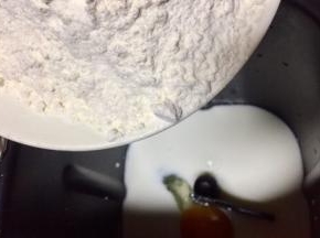 准备所需食材，糖，奶用量杯计量，面粉称重，把材料除了黄油外，都放入面包桶，顺序为牛奶、鸡蛋、糖和盐对角放，然后放面粉