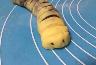 取两颗黑米或者黑芝麻做眼睛粘在合适位置