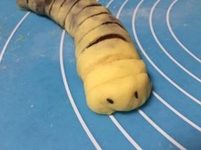 取两颗黑米或者黑芝麻做眼睛粘在合适位置