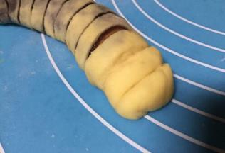 用切刀在黄色毛毛虫头部这里再切两刀