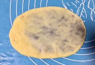 把豆沙馅包起，用擀面杖轻轻的擀成薄片