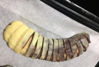 毛毛面包胚发酵至两倍大时，烤箱中层，上下火150度，时间18分钟，上色满意后加锡纸遮住烤