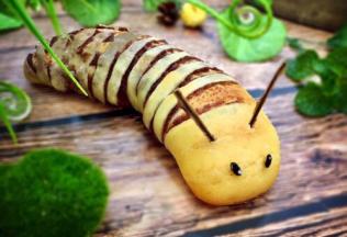 出炉后取花枝插在头上装饰为触须，是不是活灵活现的毛毛虫正在爬过来了，再爬过来，我就吃点你啦！