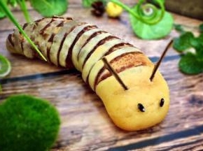 出炉后取花枝插在头上装饰为触须，是不是活灵活现的毛毛虫正在爬过来了，再爬过来，我就吃点你啦！