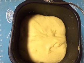 放在温暖处继续发酵，发至两倍大后用手指沾面粉在面团上戳一小洞，不反弹不回缩即发酵成功