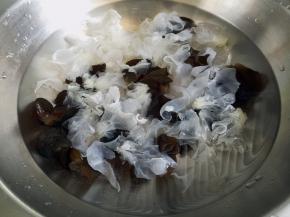 锅内烧开水，放入黑木耳烫半分钟后放入银耳，继续烫一分钟