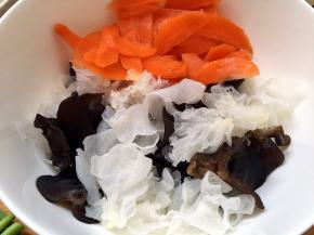 胡萝卜焯熟后一起放入碗中