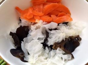 胡萝卜焯熟后一起放入碗中