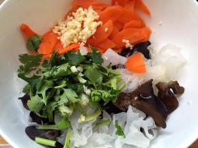 放入香菜段和大蒜末