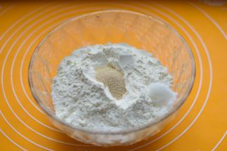 面粉、白糖、泡打粉放一起，中间挖一个小坑，放酵母