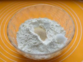 面粉、白糖、泡打粉放一起，中间挖一个小坑，放酵母
