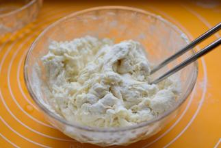 缓慢倒入温水，边倒边搅拌成絮状