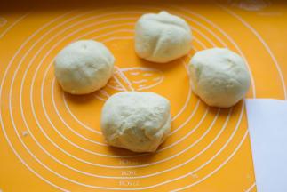 取出，分成小面团