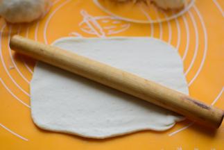 每个小面团擀成长方形