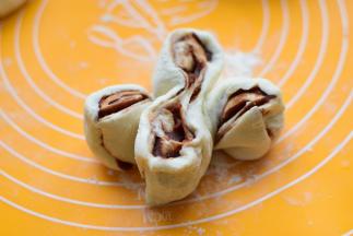 中间往两边扯一下，再拧一下，切面朝上